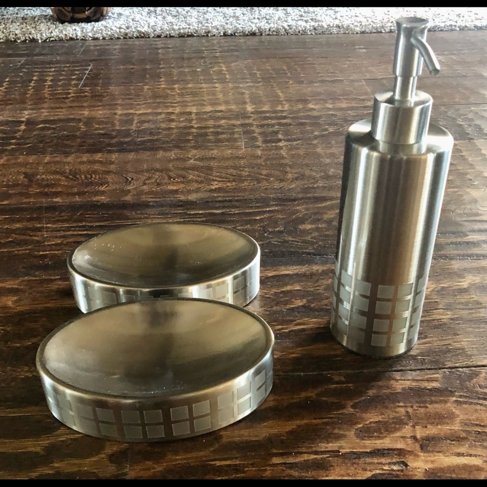 Kohl’s Silver Soap Dishes and Lotion or Liquid Soap Dispenser - NWT